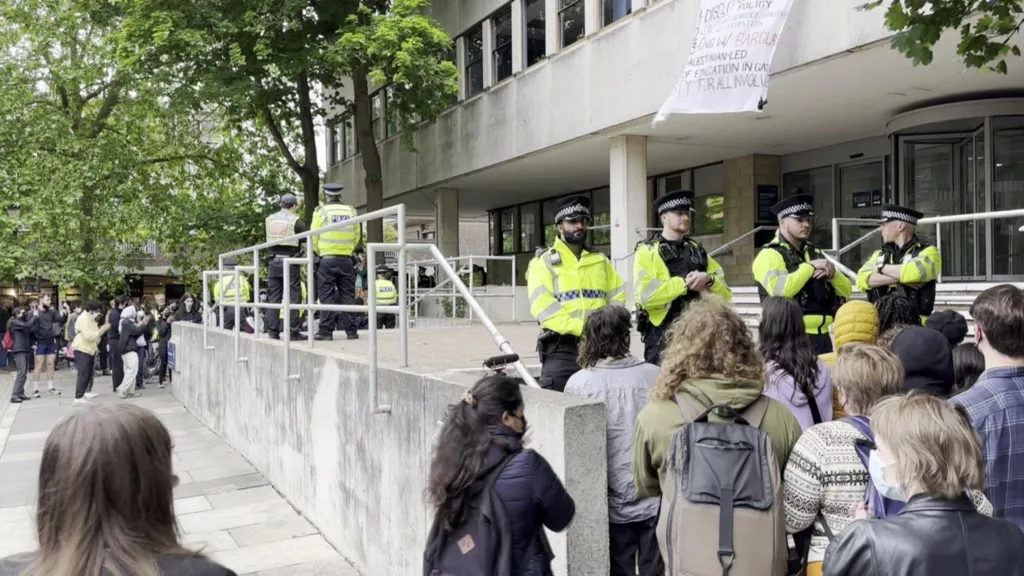 Oxford university building locked down over Gaza protest