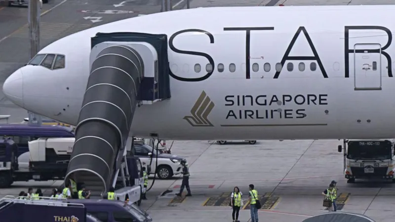 Singapore Air CEO thanks staff after turbulent flight