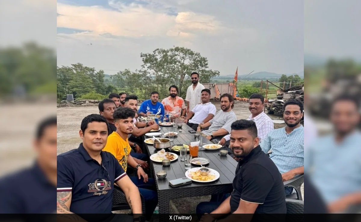 Amid Rumours Of IPL Retirement, MS Dhoni Chills With Friends At Local Dhaba In Ranchi. See Pic