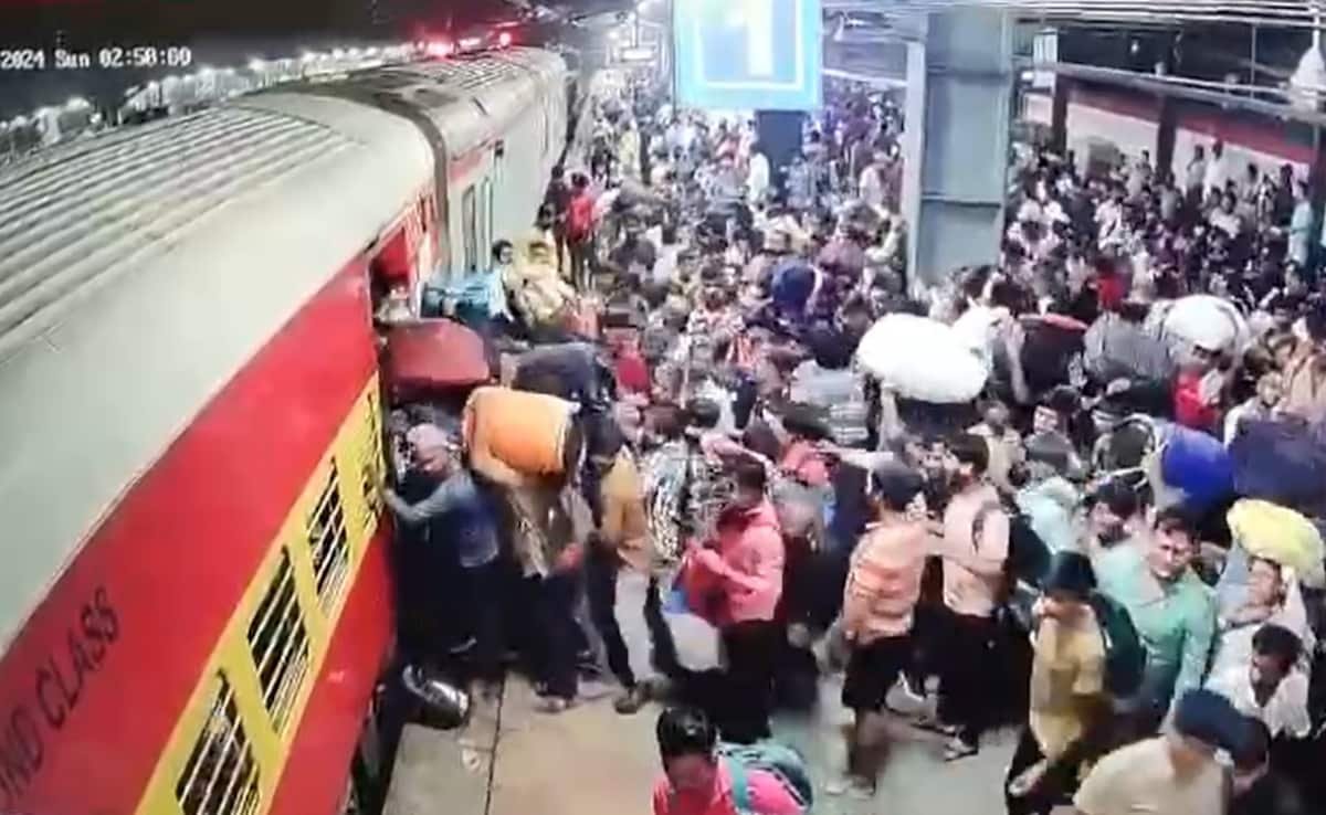 CCTV Captures Moments Before Stampede At Mumbai’s Bandra Terminus