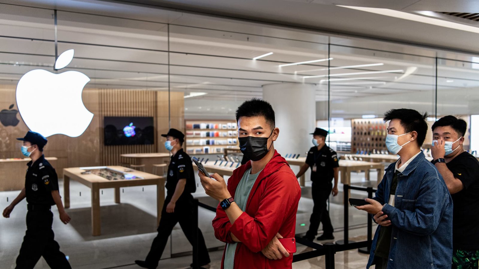 Apple fourth quarter iPhone shipments in China drop 25% as Huawei closes in